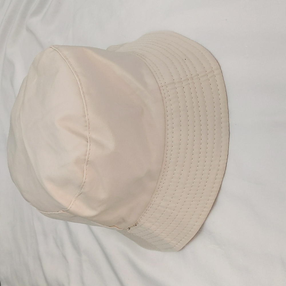 Women's reversible black to beige bucket hat